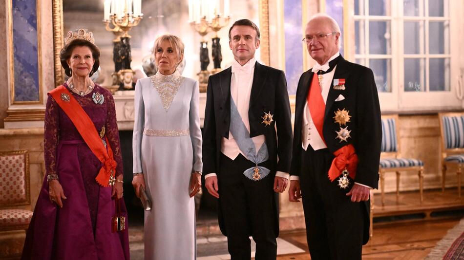 Emmanuel und Brigitte Macron beim Galadinner umgeben von Schwedens Königin Silvia und König Carl ...