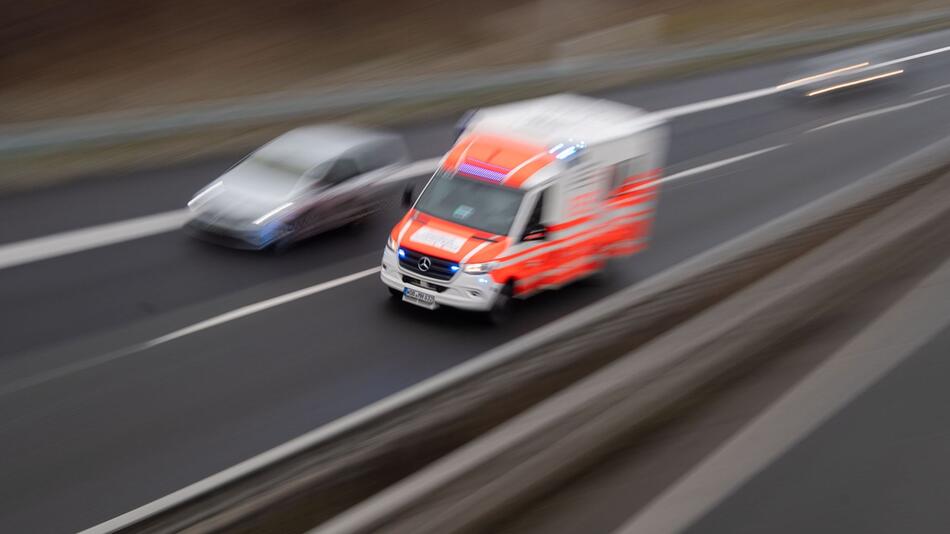 Ein Rettungswagen fährt über eine Autobahn