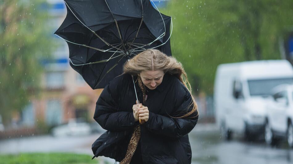 Frau im Regen