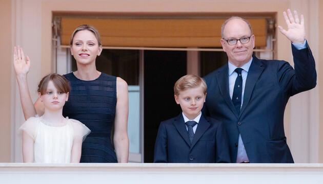 Fürstin Charlène und Fürst Albert mit ihren Zwillingen