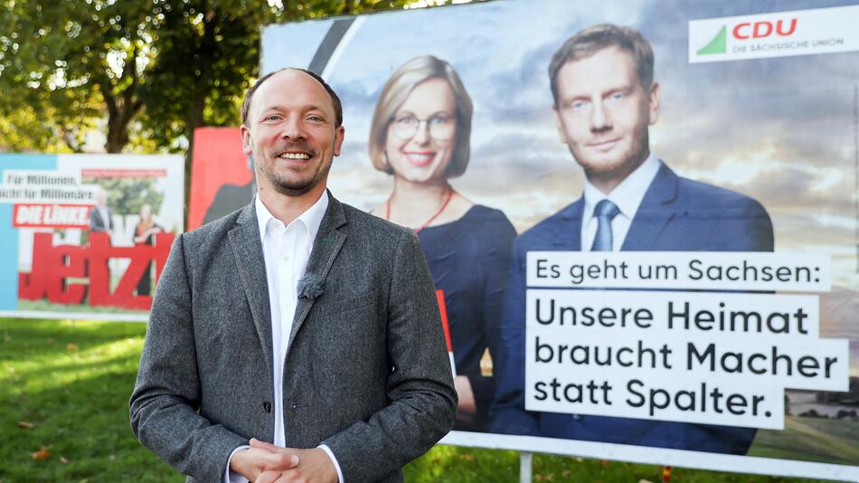 Marco Wanderwitz vor einem Wahlplakat.