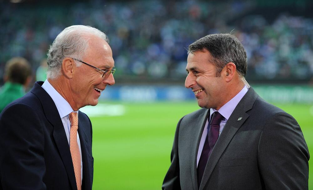 TV-Experte Franz Beckenbauer unterhält sich mit Bremens damaligem Manager Klaus Allofs