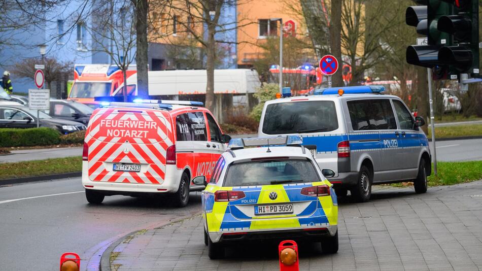 Großeinsatz in Hildesheim - Mann verbarrikadiert sich in Wohnung