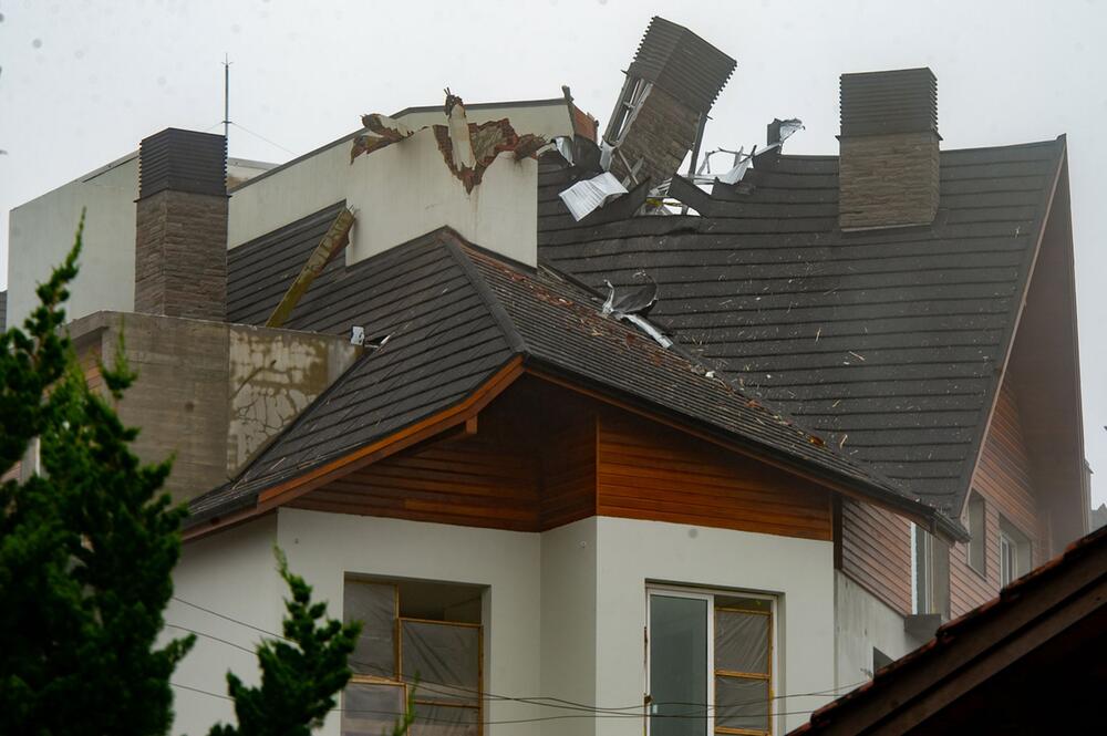 Kleinflugzeug in brasilianischer Stadt