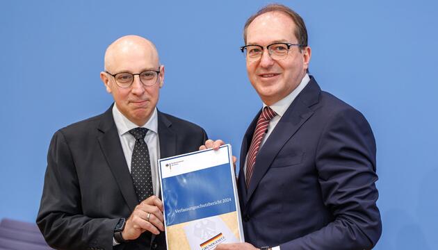 Dobrindt und Selen stellen den Verfassungsschutzbericht vor.