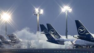 Auf dem Frankfurter Flughafen werden Flugzeuge enteist.