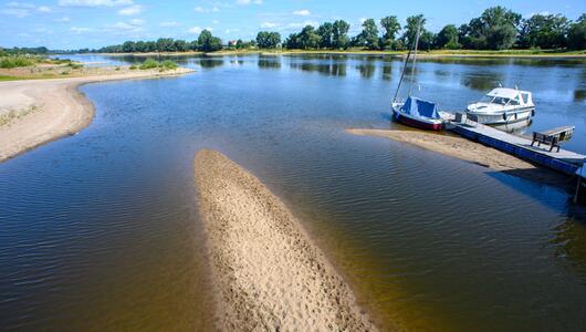 Niedriger Pegelstand an der Elbe