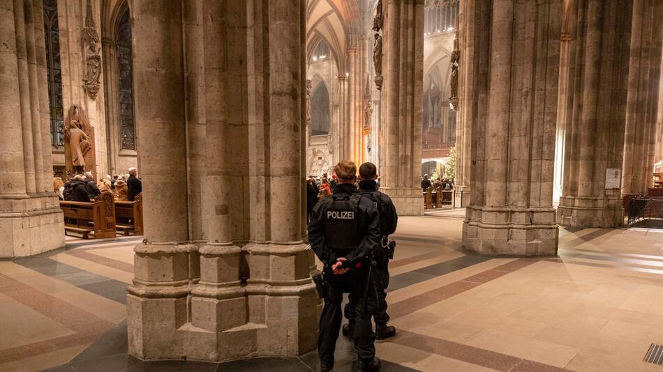 Polizisten sichern Messe im Kölner Dom