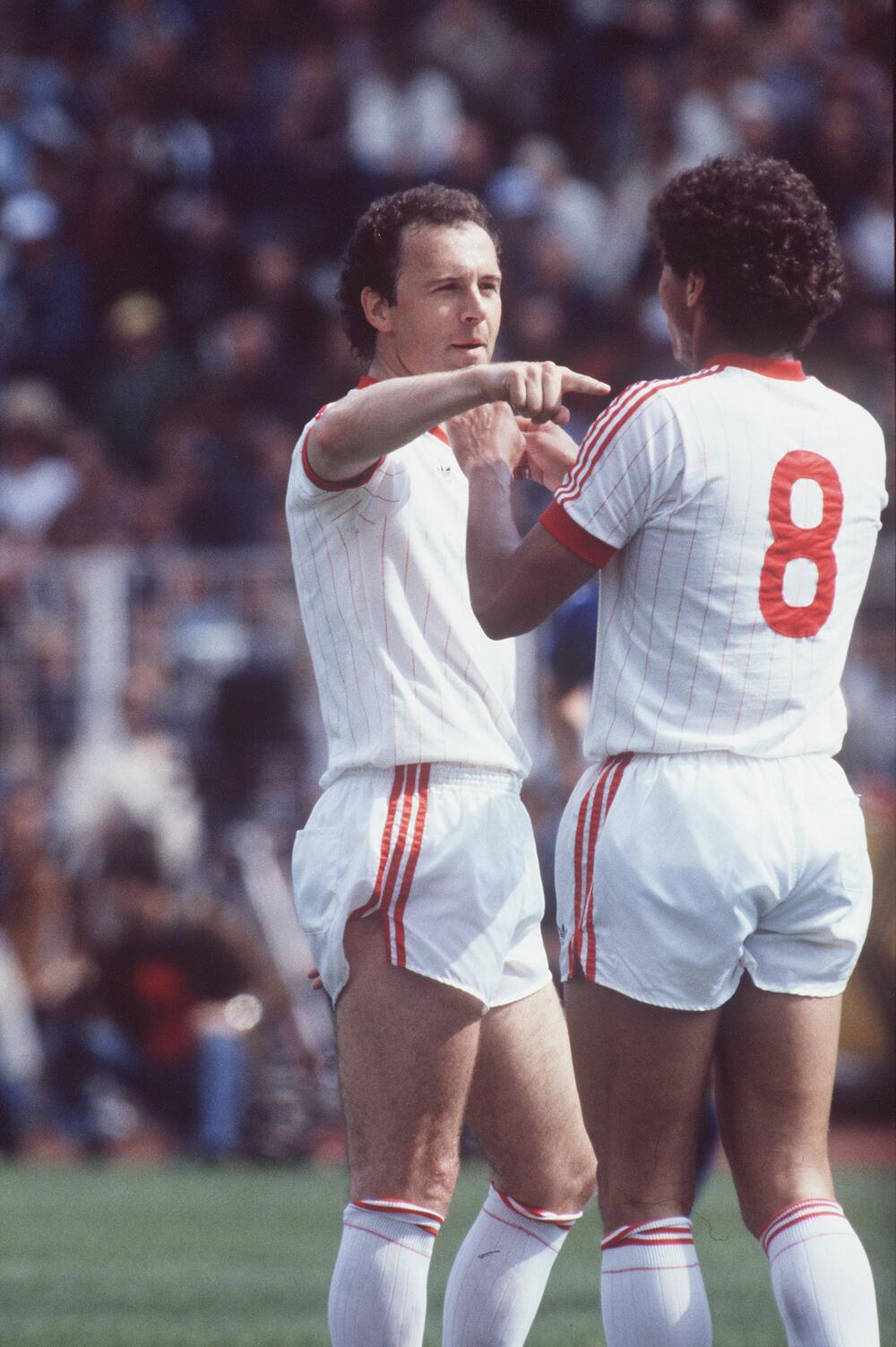 Franz Beckenbauer beglückwünscht Jimmy Hartwig zu dessen Tor gegen den KSC 1982