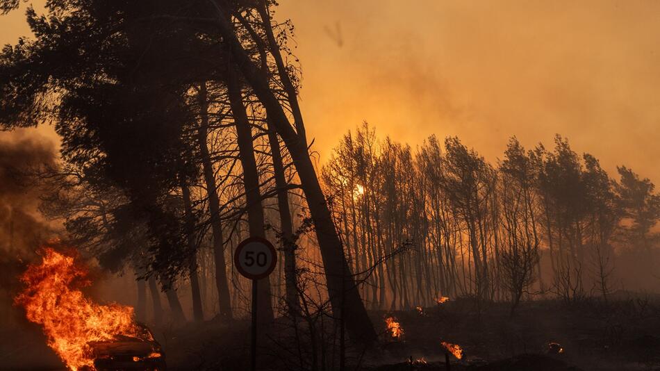 Großbrand nahe Athen