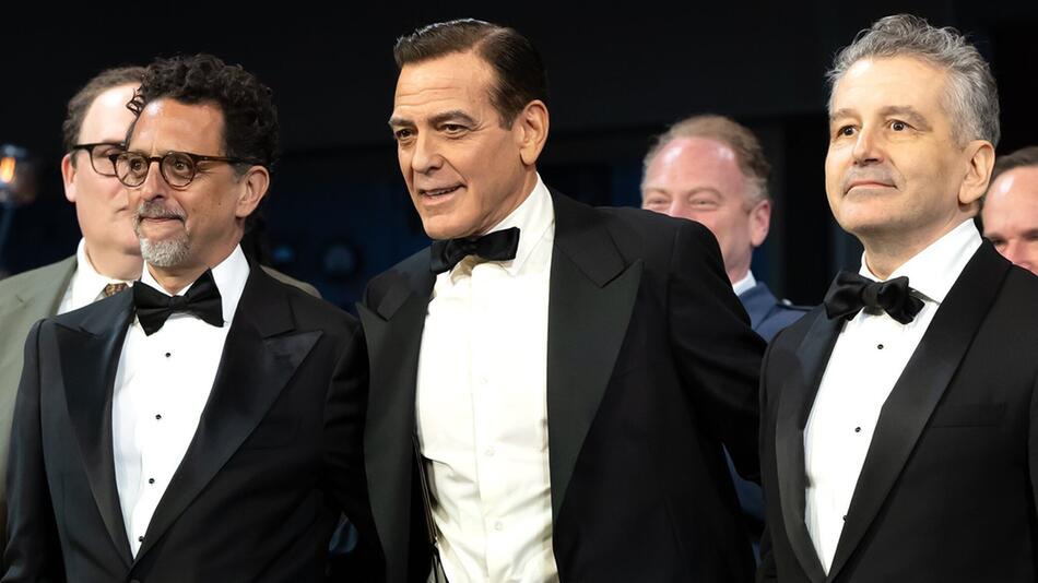 George Clooney mit Autor Grant Heslov und David Cromer bei der Premiere von "Good Night, and ...