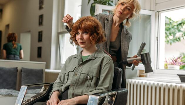Frau beim Friseur