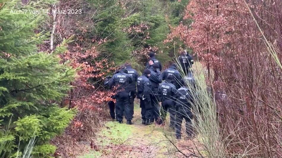 Die Polizei sucht am 14. März 2023 nach dem Mord an der zwölfjährigen Luise nach der Tatwaffe