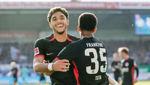 Frankfurts Torschützen Omar Marmoush und Lucas Tuta-Silva Melo feiern das vierte Tor der Eintracht