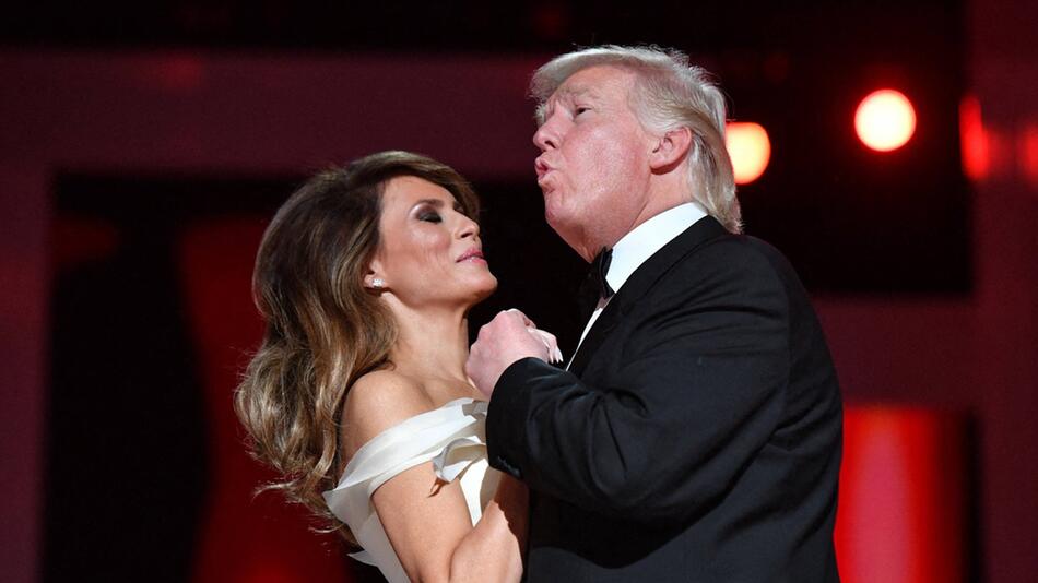 Das Ehepaar Donald und Melania Trump beim ausgelassenen Tanz im Jahre 2017.