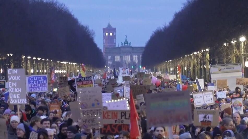 Gegen Zusammenarbeit mit AfD: 160.000 bei Demonstration in Berlin