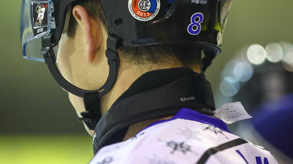 Ein Eishockeyspieler trägt einen Halsschutz.