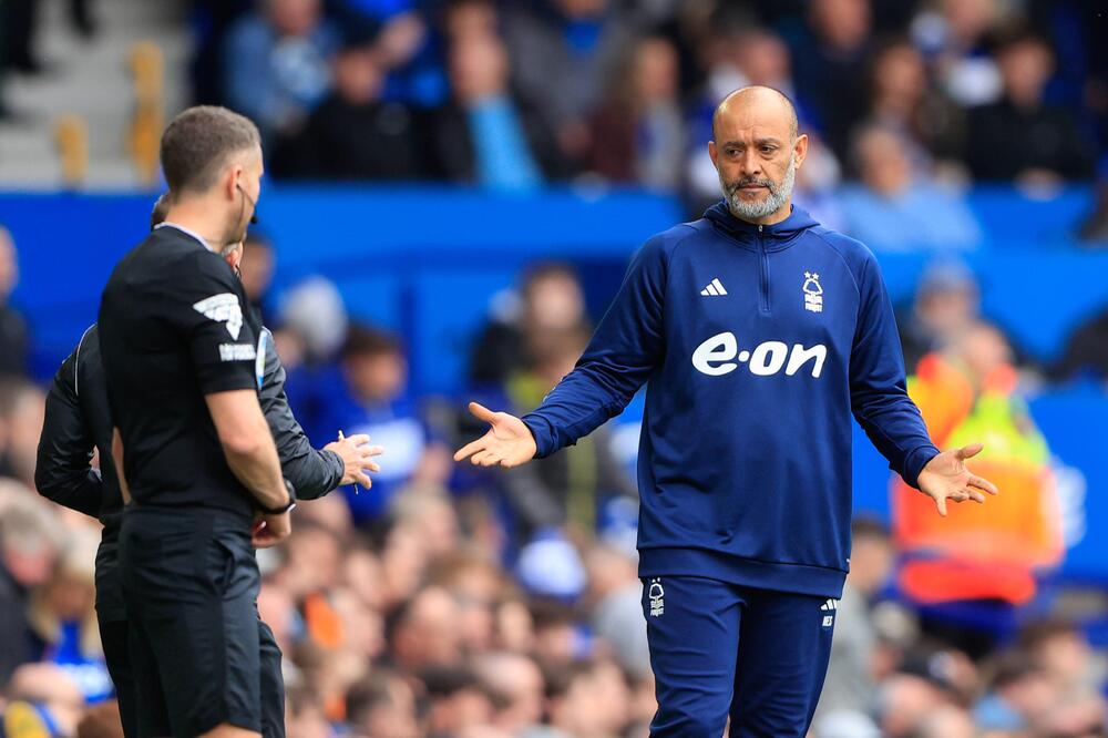 Nottingham Forests Trainer Nuno Espirito Santo wendet sich an den Vierten Offiziellen