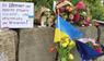 Blumen am Gelände des Einkaufszentrums, an dem zwei Ukrainer getötet wurden 