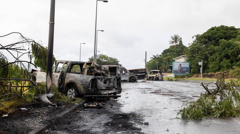 Ausgebrannte Fahrzeuge blockieren die Straßen