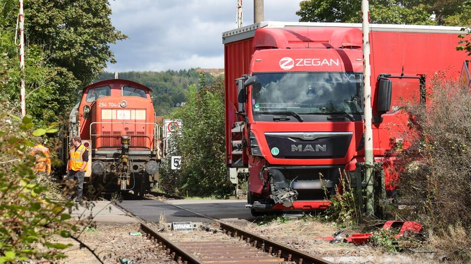 Lastwagenfahrer bei Zusammenstoß mit Güterzug verletzt