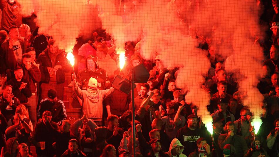 Pyrotechnik wie hier in Augsburg gehört in den Bundesligastadien längst zum Alltag.