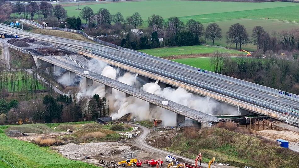 Sprengung von zwei Teilstücken der Liedbachtalbrücke