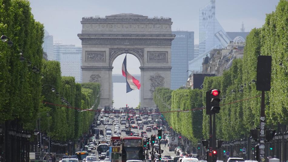 Champs-Elysées mit Blick auf Triumphbogen in Paris