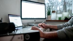 Ein Mann arbeitet am Schreibtisch im Homeoffice