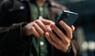 Person mit Smartphone in der Hand.