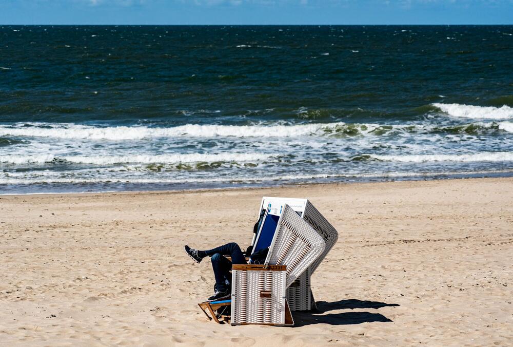 Ein Mann sitzt in einem Strandkorb