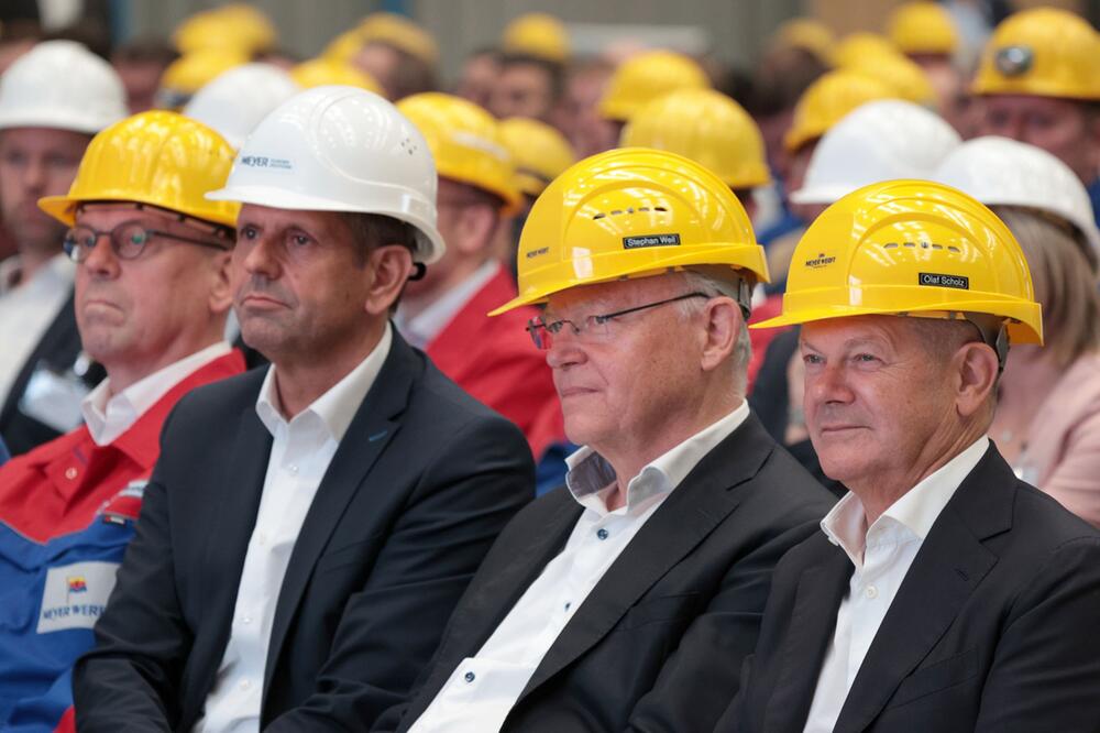 Bundeskanzler Scholz besucht Meyer Werft