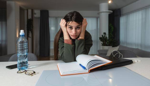 Frau mit ADHS kann sich nicht auf Arbeit konzentrieren