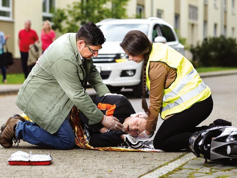 Die Abtragung der Pigmentflecke von akne auf dem Körper