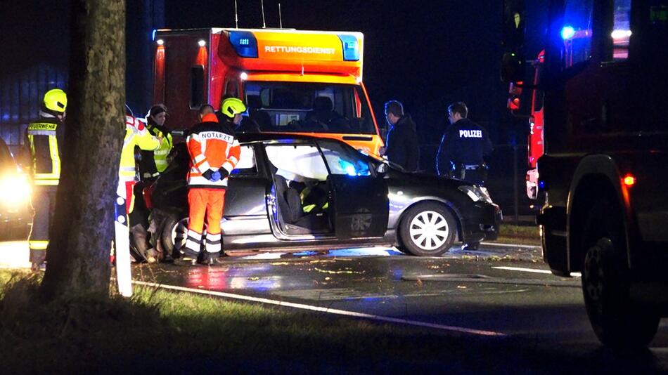 Unfall mit sechs Jugendlichen - ein Toter, fünf Schwerverletzte