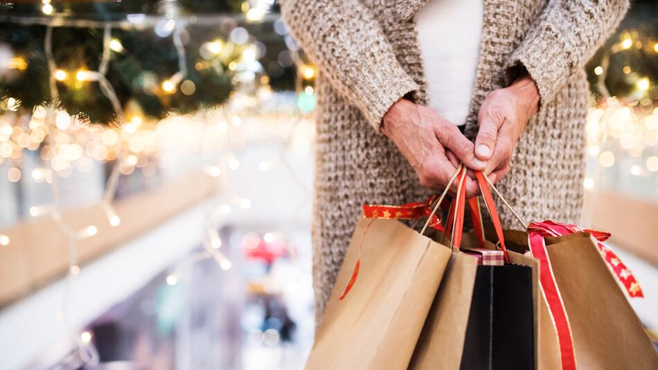 Frau mit Geschenktüten