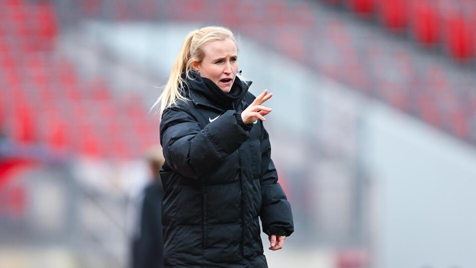 Freiburgs Trainerin Theresa Merk während des Bundesligaspiels beim 1. FC Nürnberg