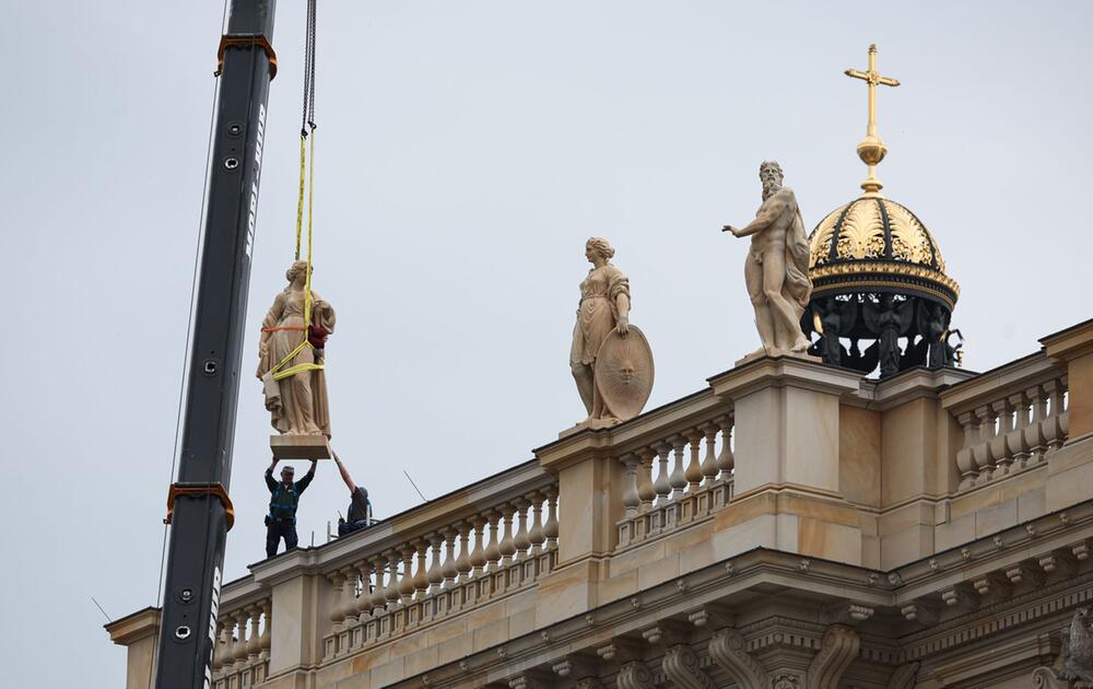 Kulturstaatsminister Weimer besucht Humboldt Forum