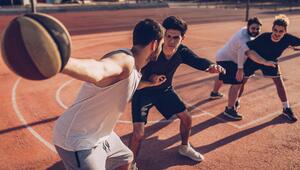 Basketballspielen Freunde