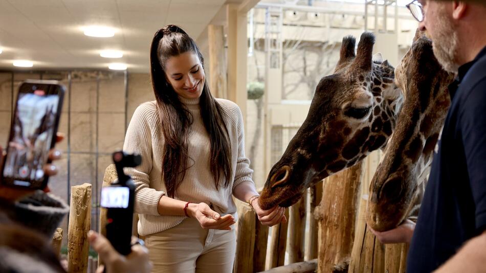 Back-Youtuberin Sally Özcan ist jetzt Giraffen-Patin