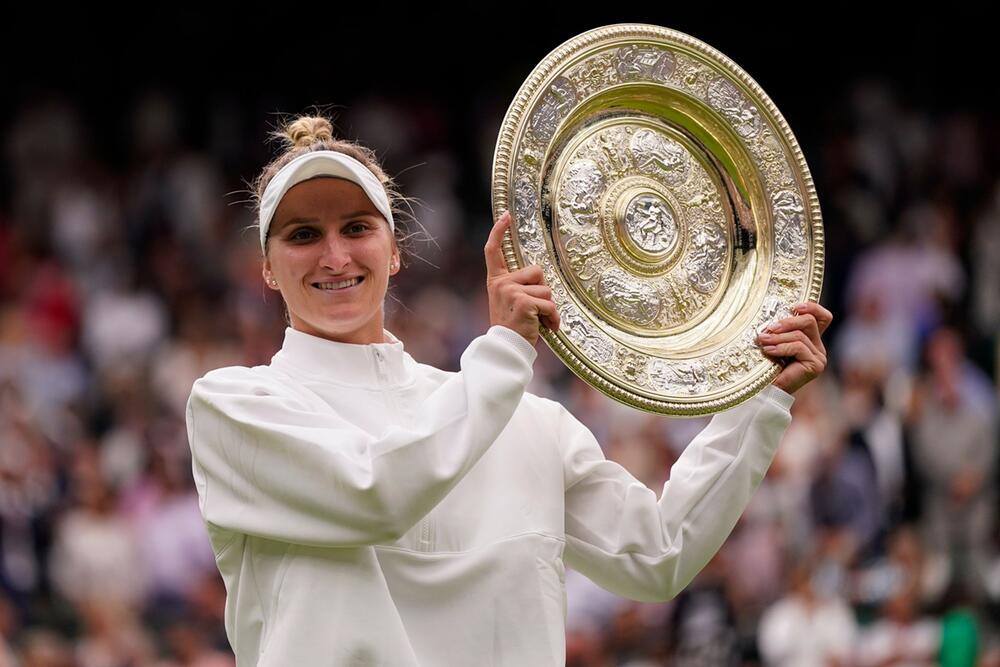 Marketa Vondrousova als Siegerin in Wimbledon 2024 mit der Trophäe