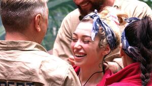 Ariel lässt sich im Dschungelcamp feiern.