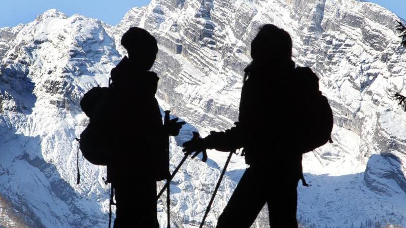 Wanderer vor einem Berg