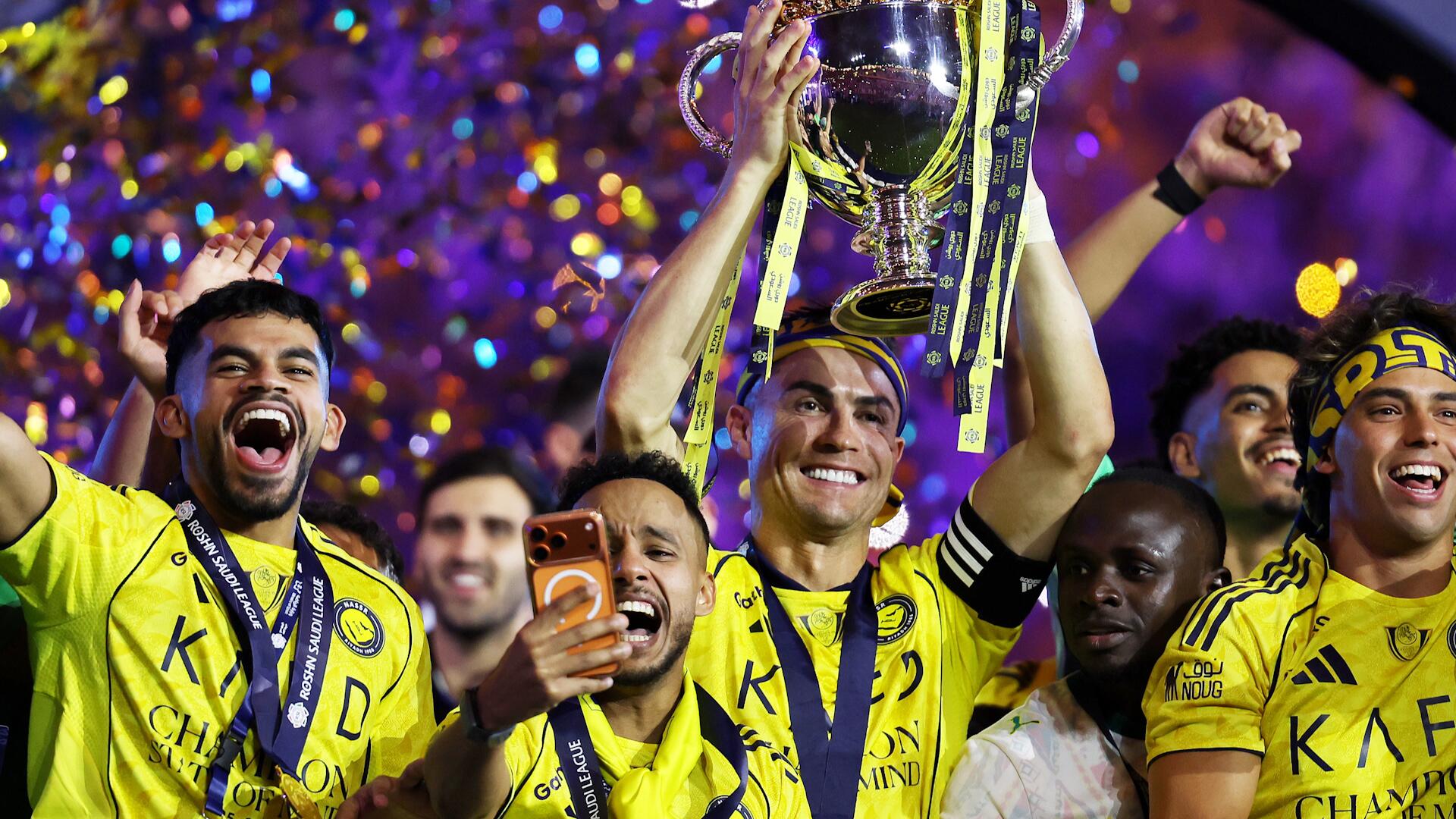 Cristiano Ronaldo holt ersten Titel in Saudi-Arabien und feiert nur sich selbst