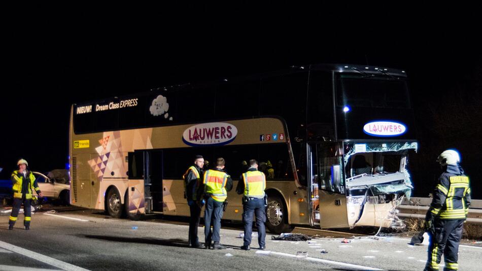 Geisterfahrer prallt gegen Reisebus