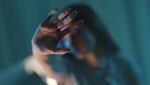 Frau streckt ihre Hand als Zeichen für "Stop" nach vorne