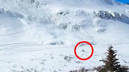 Snowbiker entkommt Lawine, die er ausgelöst hat
