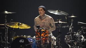 Seit Ende der 1990er tritt Travis Barker mit Blink-182 auf.