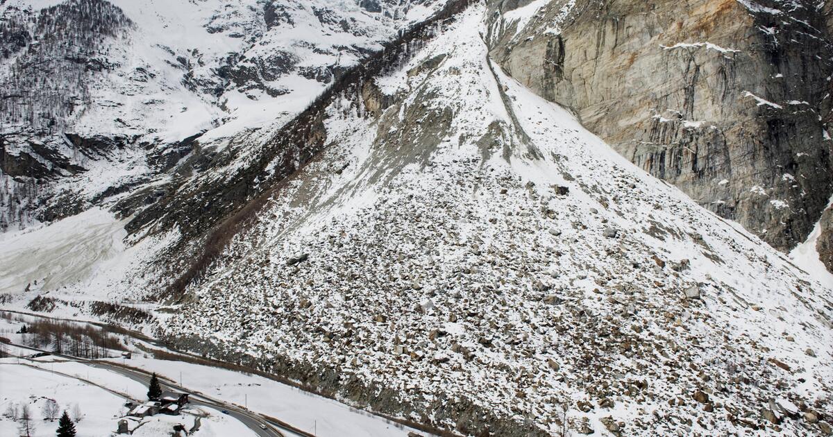A moving 250,000-tonne ice block raises avalanche risk above Randa