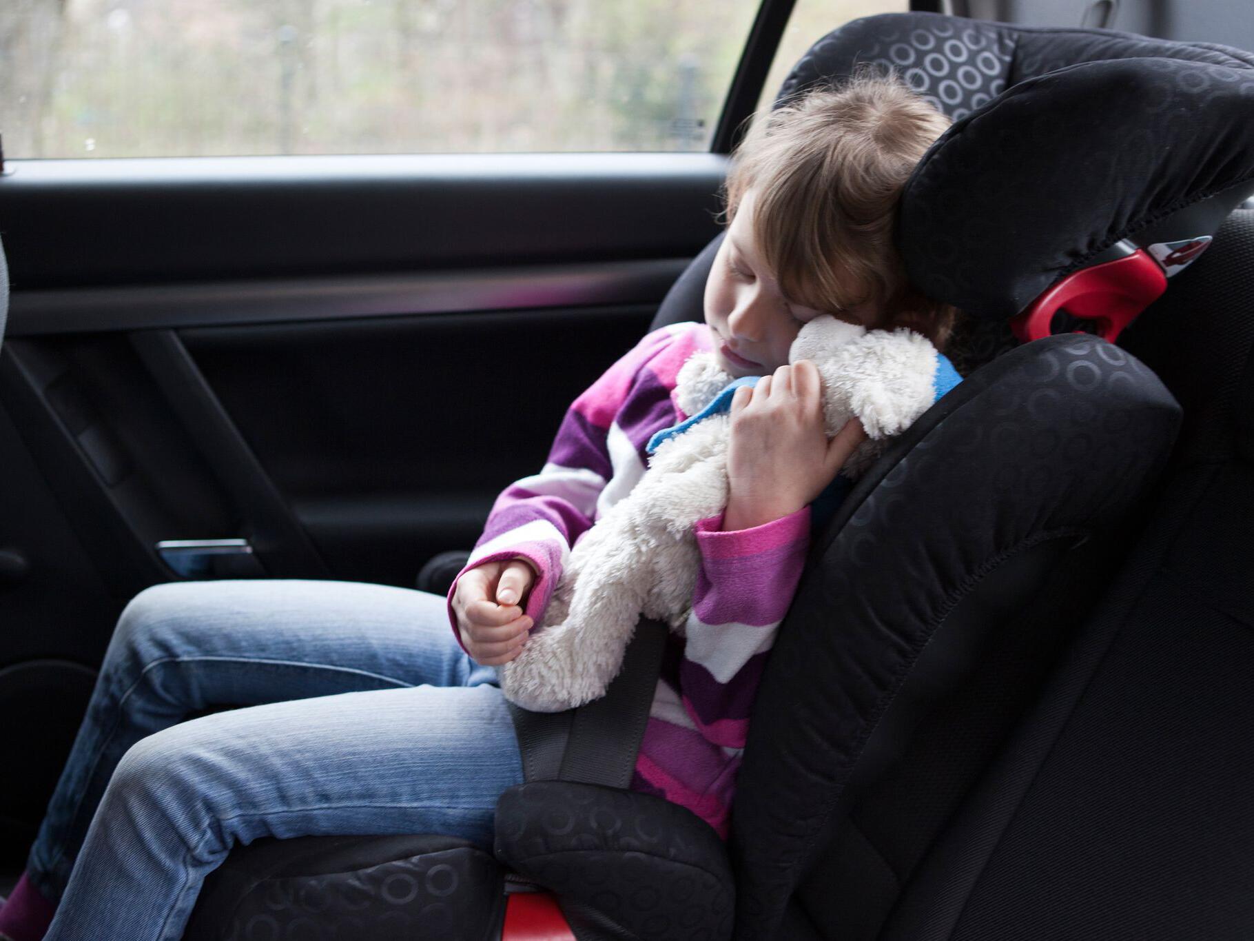 Kindersitze: Wie Kinder sicher im Auto mitfahren